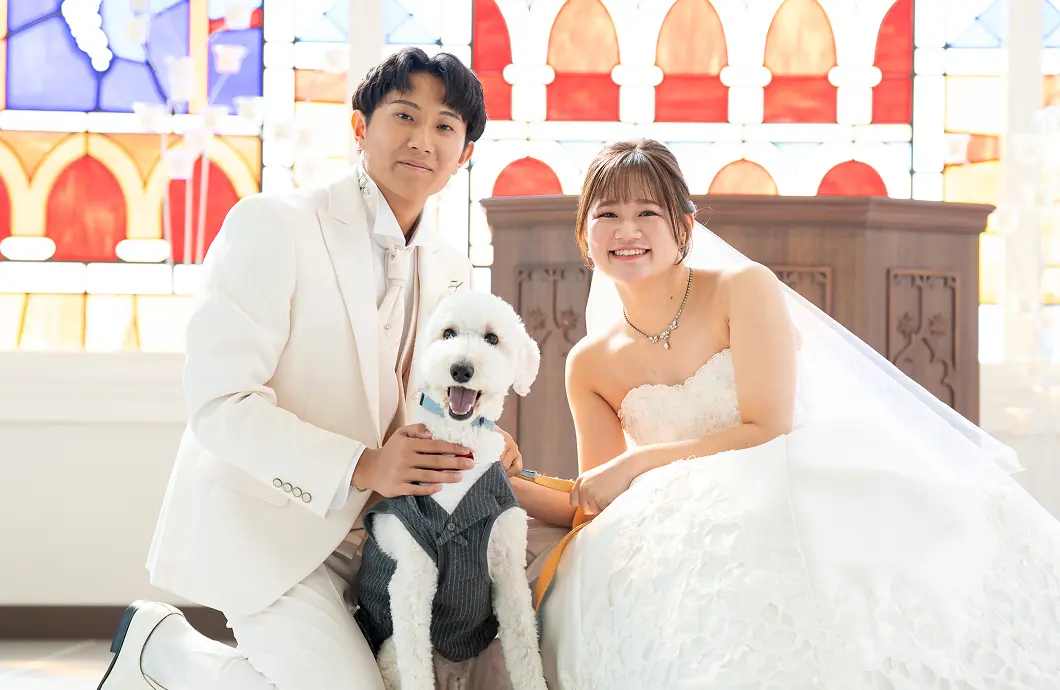 チャペルでワンちゃんと並ぶ新郎新婦